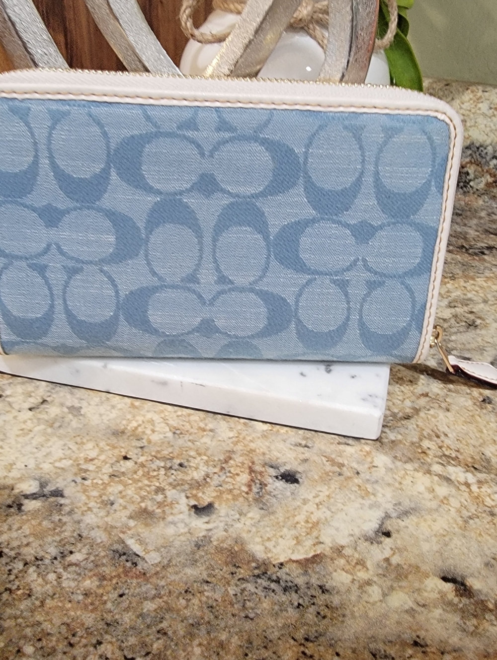 Coach Medium Id Zip Wallet In Signature Canvas - Picture 3 of 8